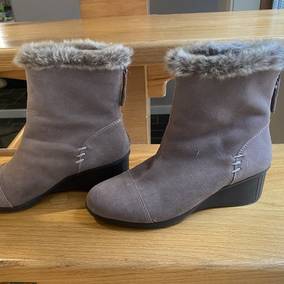 Aerosoles Ankle High Fur Lined Boots, faux suede, taupe colored, wedge heel. - Picture 6 of 9